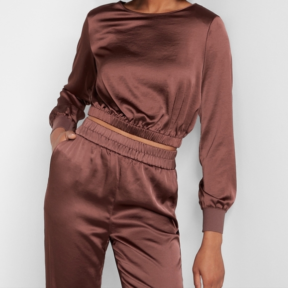 Express Satin Strong Shoulder Cropped Top - Picture 3 of 3